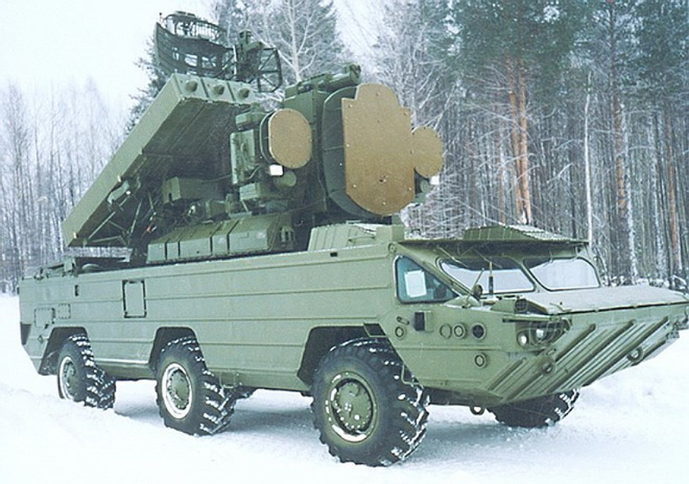 Ở cạnh radar cảnh giới chính có 2 radar điều khiển hỏa lực, vì vậy tổ hợp có thể dẫn bắn cho 2 tên lửa cùng lúc, hơn nữa 2 tên lửa này lại được dẫn trên 2 tần số khác nhau nhằm gây khó khăn hơn cho việc chế áp của đối phương.