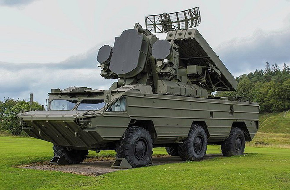 Xe TELAR 9A33 của Osa sử dụng khung gầm xe bọc thép đổ bộ BAZ-5937 6x6 với kíp chiến đấu 5 người, được bọc giáp nhẹ và có khả năng phòng chống vũ khí hủy diệt hàng loạt.