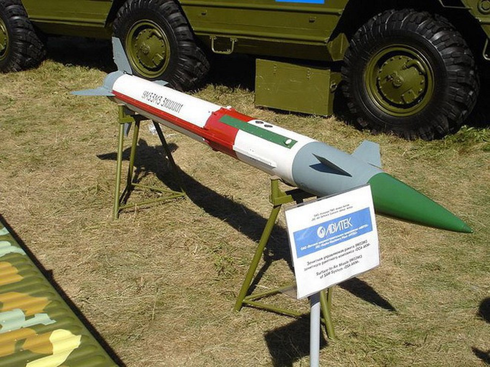 Động cơ diesel tăng áp 2D20B 300 mã lực cho tốc độ di chuyển tối đa 80 km/h trên đường bộ, 8 km/h khi bơi, tầm hoạt động 500 km, vượt vật cản cao 0,5 m và vượt hào rộng 1,2 m.