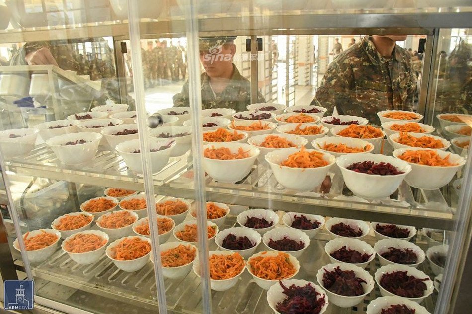 Do có chỉ tiêu nghĩa vụ quân sự rất thấp, thông thường số lượng người tình nguyện gia nhập quân đội theo diện này cũng đã vượt chỉ tiêu của cả nước. Nguồn ảnh: Sina.