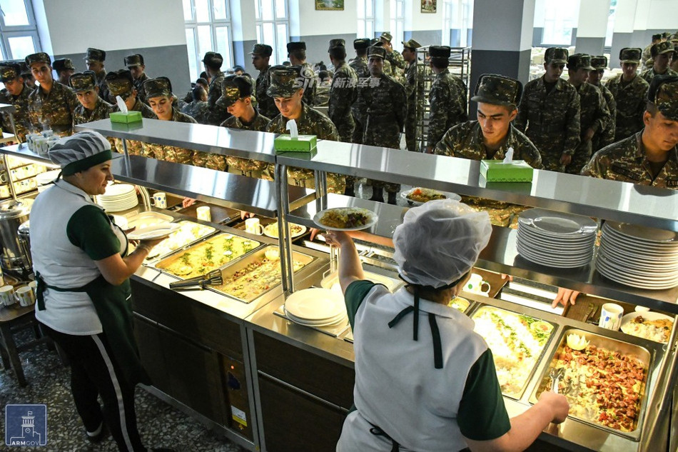 Từ năm 2003, những đối tượng muốn tránh đi nghĩa vụ quân sự ở Armenia có thể đăng ký phục vụ cộng đồng theo cách khác, ví dụ như vào các đơn vị lính cứu hoả, sửa chữa công trình công cộng, bảo vệ, tuần tra giám sát tại địa phương,... Nguồn ảnh: Sina.