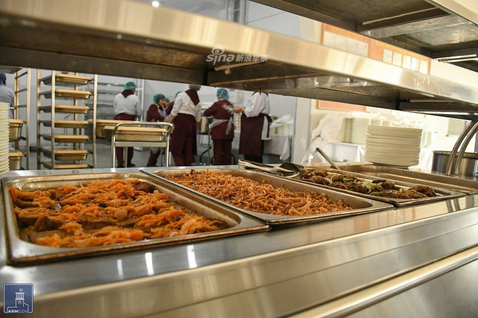 Khẩu phần ăn tự chọn của quân đội Armenia bao gồm nhiều rất nhiều món và cách chế biến khác nhau, phù hợp với từng khẩu vị, tôn giáo và sở thích thói quen của binh lính tới từ khắp các vùng miền cả nước. Nguồn ảnh: Sina.