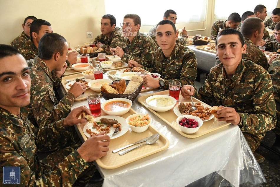 Ngoài những món ăn được chia theo khẩu phần, binh lính Armenia còn có thể ăn bao nhiêu bánh mỳ tuỳ thích, phục thuộc vào sở thích và thói quen của từng người. Nguồn ảnh: Sina.