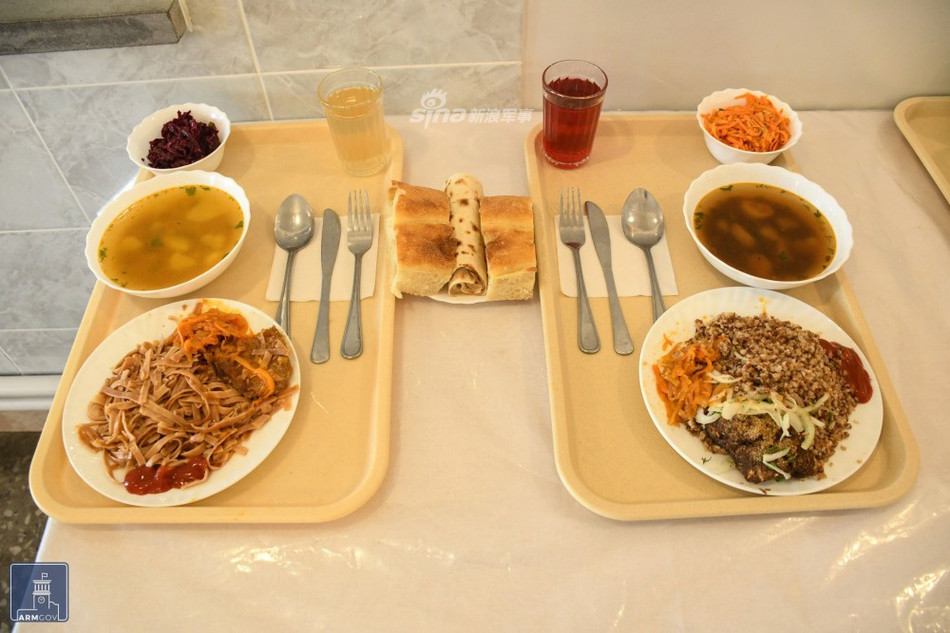 Tuy vậy, luật nghĩa vụ quân sự của quốc gia này vẫn quy định ngay cả các công dân mang hai quốc tịch cũng phải phục vụ quân đội dù trên thực tế, rất ít trường hợp công dân mang hai quốc tịch bị gọi đi lính. Nguồn ảnh: Sina.