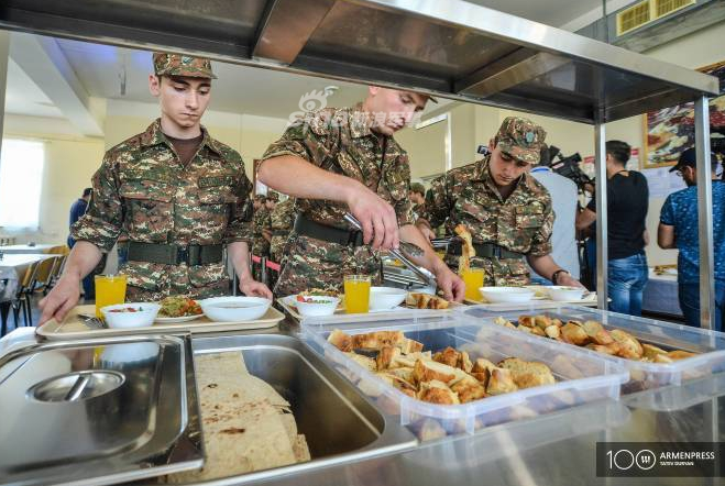 Khẩu phần ăn của quân đội Armenia vừa được truyền thông của nước này đăng tải. Theo đó, việc tăng khẩu phần ăn của quân đội Armenia được cho là cách đơn giản nhất để tăng cường sức mạnh cho toàn quân. Nguồn ảnh: Sina.