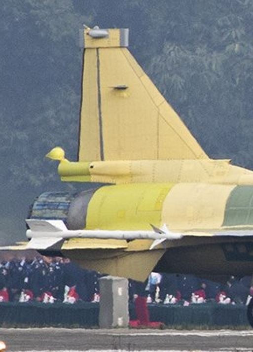 Ngoài ra, một vài thay đổi nhỏ cũng có thể nhận thây được bằng mắt thường, ví dụ như hệ thống thu nhận cảnh báo radar (RWR) nay đã được đặt trên đỉnh của cánh đuôi thay vì đặt ở phía dưới cánh đuôi như ở phiên bản cũ. Nguồn ảnh: Sina.