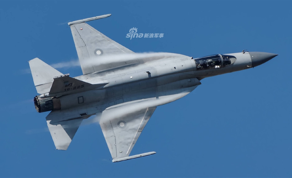 Ra đời từ năm 2003 và bắt đầu được giới thiệu từ năm 2007, chiến đấu cơ đa chức năng JF-17 Thunder được Pakistan và Trung Quốc cùng kết hợp sản xuất, chi phí của toàn bộ dự án tới nay đã lên tới nửa tỷ USD và giá của mỗi chiếc vào khoảng 25 tới 30 triệu USD. Nguồn ảnh: Sina.