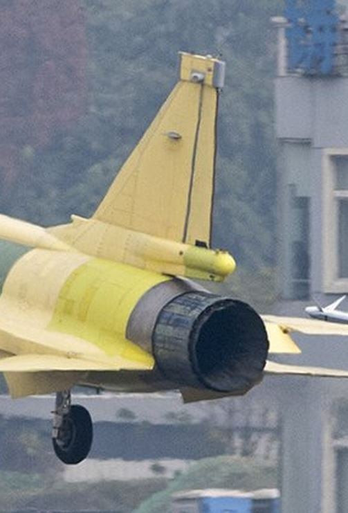 Nhiều dự đoán về việc phiên bản mới của JF-17 sẽ được trang bị động cơ nội địa do Trung Quốc sản xuất loại WS-13. Tuy nhiên thực tế thì động cơ mà JF-17 Block 3 sử dụng vẫn là động cơ RD-93 do Nga sản xuất. Nguồn ảnh: Sina.