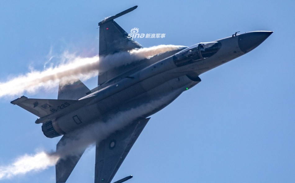 Theo một vài thông tin chưa được xác nhận, có vẻ như ở phiên bản JF-17 Block 3 này, hệ thống RWR do Trung Quốc sản xuất đã được thay thế bằng hệ thống tương đương do Pakistan phát triển. Nguồn ảnh: Sina.