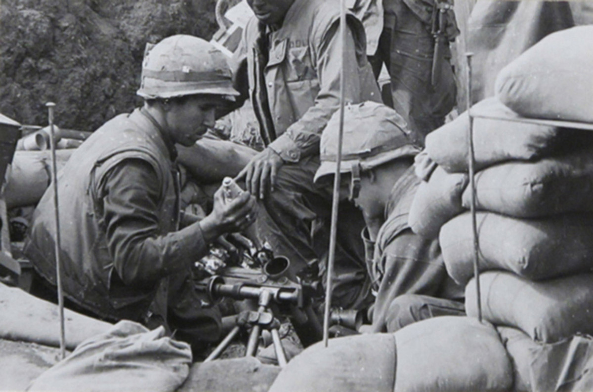 Tính tới khi trận đánh kết thúc, Quân đội Mỹ đã thả tổng cộng 39.179 tấn hàng hoá các loại xuống căn cứ này để tiếp tế cho binh lính bị bao vây ở bên dưới. Nguồn ảnh: Pinterest.