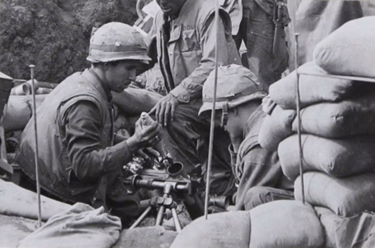 Tính tới khi trận đánh kết thúc, Quân đội Mỹ đã thả tổng cộng 39.179 tấn hàng hoá các loại xuống căn cứ này để tiếp tế cho binh lính bị bao vây ở bên dưới. Nguồn ảnh: Pinterest.