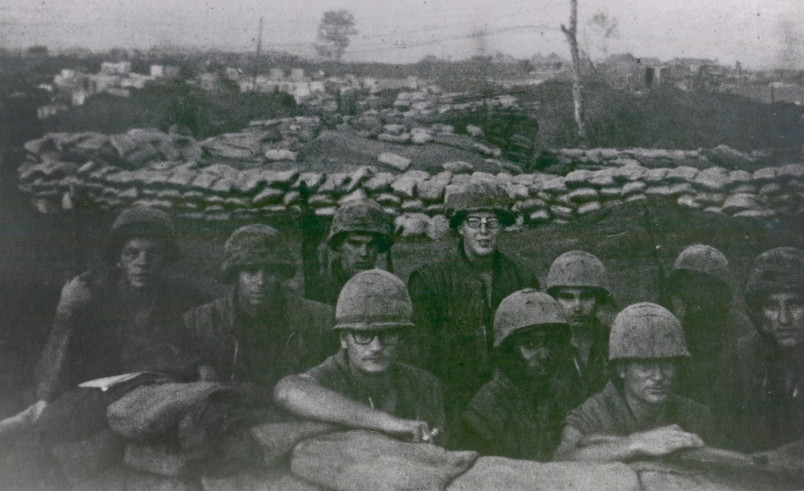 Tại căn cứ Khe Sanh, Quân đội Mỹ có 6000 lính trong đó bao gồm Lục quân và Thuỷ quân Lục chiến. Nguồn ảnh: Pinterest.