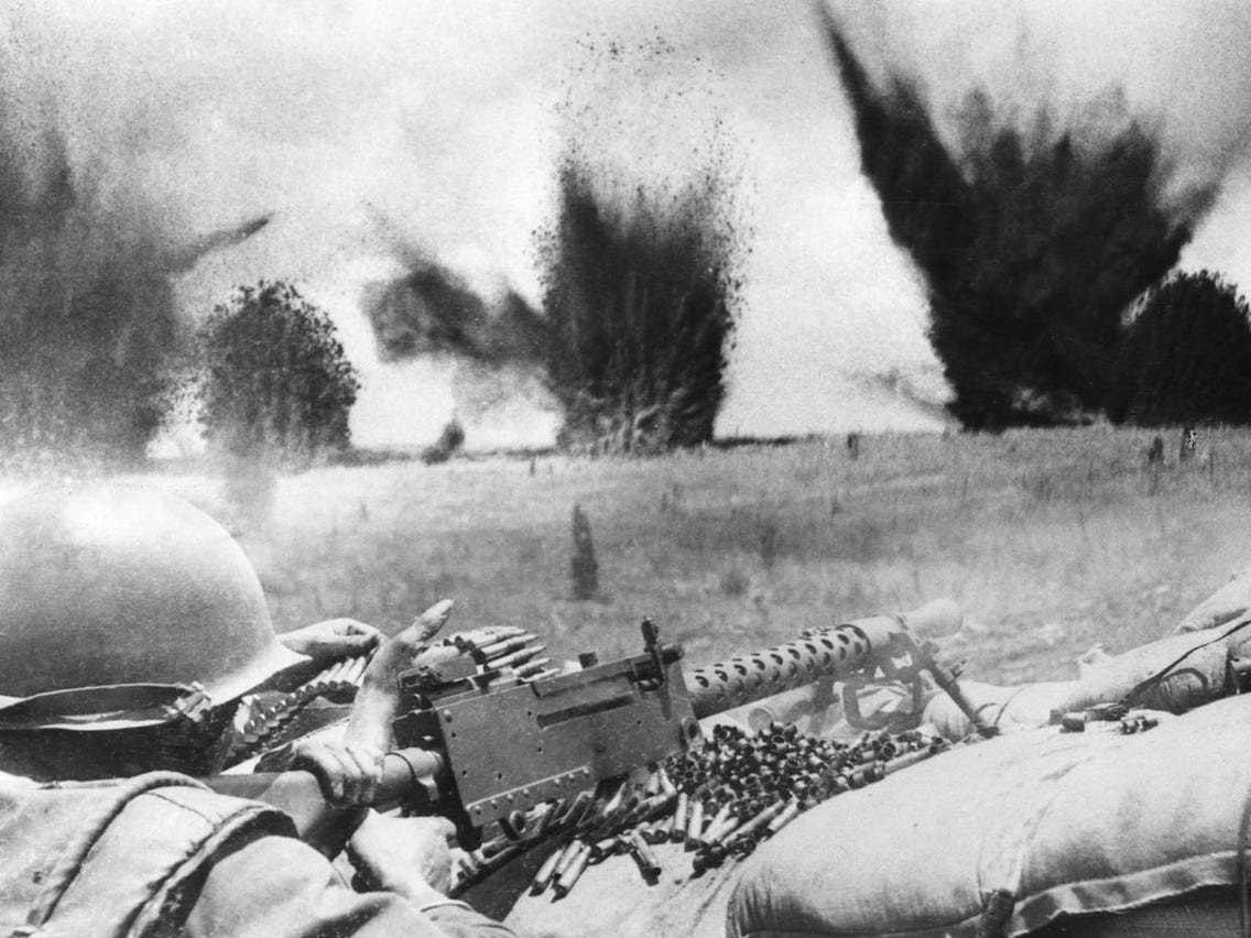 Mặc dù khi này, chiến dịch đánh chiếm Khe Sanh đã không còn dừng lại ở quy mô của một trận đánh mang tính "đánh lạc hương" nữa. Tuy nhiên tổng chỉ huy Mỹ tại Việt Nam thời bấy giờ tướng Westmoreland vẫn "lẩm cẩm" khẳng định rằng trận đánh ở Khe Sanh của quân giải phóng chỉ là mồi nhử. Nguồn ảnh: Pinterest.