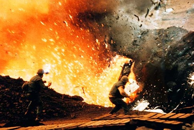 Kết cục là quân đội Mỹ không được tăng cường tới chiến trường này, lính Mỹ trong căn cứ Khe Sanh rơi vào cảnh của quân Pháp trong chiến hào Điện Biên Phủ - chẳng khác nào cá nằm trong chậu với đủ loại pháo, cối và rocket của quân giải phóng nã vào hàng ngày. Nguồn ảnh: Pinterest.