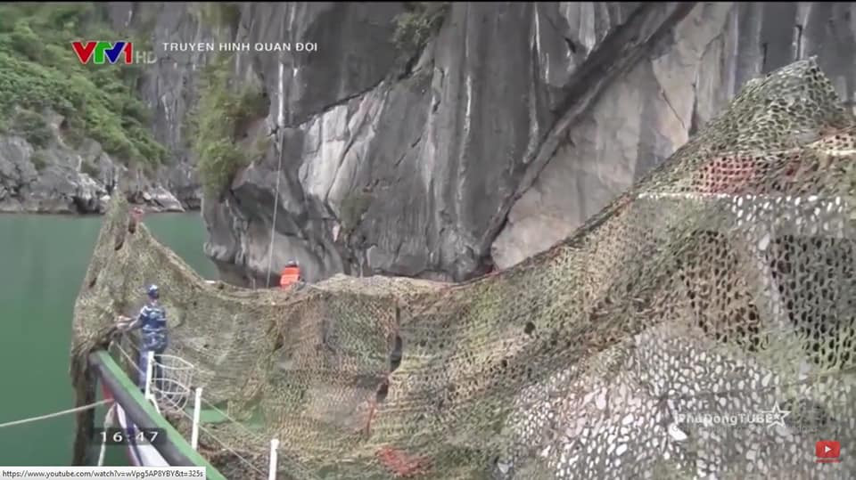 Theo đó, tàu cảnh sát biển của Việt Nam được chùm vải bọc nguỵ trang ở khu vực có vẻ như là Vịnh Hạ Long với nhiều núi đá tự nhiên. Nguồn ảnh: VTV1.