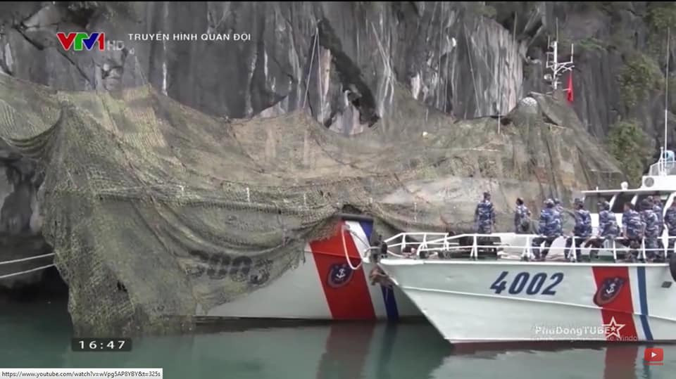 Trong bản tin Truyền hình Quân đội vừa được đăng tải cách đây ít ngày trên sóng truyền hình quốc gia, tàu cảnh sát biển số hiệu 3003 của Việt Nam đã thể hiện khả năng nguỵ trang trên biển một cách đầy bất ngờ. Nguồn ảnh: VTV1.