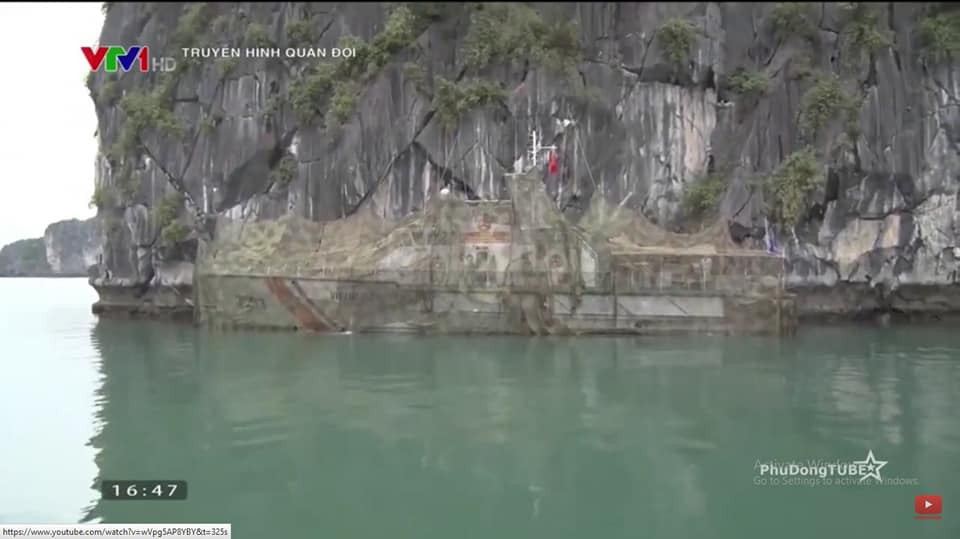 Nhìn bằng mắt thường, lớp vỏ bọc nguỵ trang này đã cung cấp cho tàu 3003 khả năng "biến hình" cực kỳ ngoạn mục. Trong thực tế, máy bay trinh sát hoặc ảnh vệ tinh của nước ngoài chắc chắn sẽ bị đánh lừa bởi kiểu nguỵ trang đơn giản mà hiệu quả này. Nguồn ảnh: VTV1.