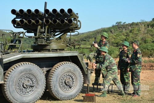 Hệ thống pháo phản lực BM-14 đặt trên khung gầm của xe vận tải ZIL 157, ZIL-131 hoặc GAZ-66 tuỳ từng phiên bản. Các cơ cấu phóng này có khả năng nâng góc bắn tối đa 50 độ, xoay được 180 độ. Nguồn ảnh: QDND.