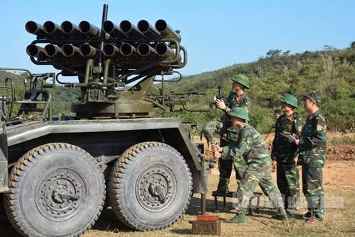 Hệ thống pháo phản lực BM-14 đặt trên khung gầm của xe vận tải ZIL 157, ZIL-131 hoặc GAZ-66 tuỳ từng phiên bản. Các cơ cấu phóng này có khả năng nâng góc bắn tối đa 50 độ, xoay được 180 độ. Nguồn ảnh: QDND.