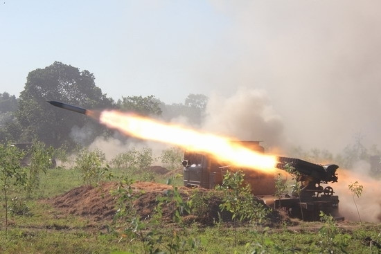 Thực tế thì những cơ cấu pháo phản lực tương tự của Nga hiện nay cũng vẫn tồn đọng điểm yếu này, ngay cả khi sử dụng cơ chế nạp đạn tự động, pháo phản lực cũng chỉ phóng được hai loạt trước khi cần rút lui để nạp đạn lại bằng tay hoặc bằng xe hỗ trợ. Nguồn ảnh: Baodatviet.