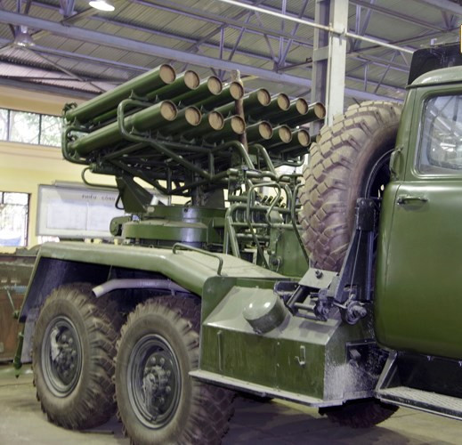 Pháo phản lực BM-14 dùng khung gầm cơ sở xe vận tải bánh lốp 4x4 lắp giàn phóng 16 nòng, cỡ đạn 140mm. Mỗi quả đạn phản lực của BM-14 nặng khoảng 40 kg, đạt tầm bắn khoảng 10 km. Nguồn ảnh: QPVN.