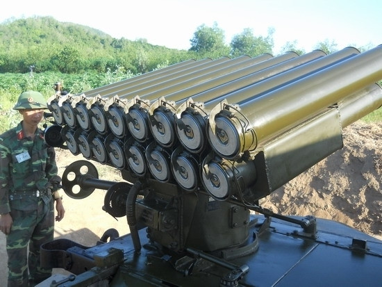 Điểm yếu của đạn pháo phản lực BM-14 đó là nó có tốc độ bay chậm. Vận tốc mũi chỉ là 400 mét - nghĩa là chậm hơn tốc độ âm thanh, đối phương sẽ nghe thấy tiếng pháo rời bệ và kịp ẩn nấp trước khi pháo tới mục tiêu. Nguồn ảnh: Baodatviet.