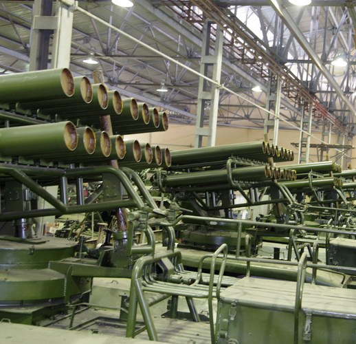 Khi phóng, đạn pháo phản lực của BM-14 có khả năng bay với vận tốc mũi lên tới 400 mét/giây, tầm bắn tối đa 10 km. Với tốc độ này, viên đạn phản lực sẽ tốn khoảng 20 giây kể từ khi khai hoả cho tới lúc tới mục tiêu. Nguồn ảnh: QPVN.