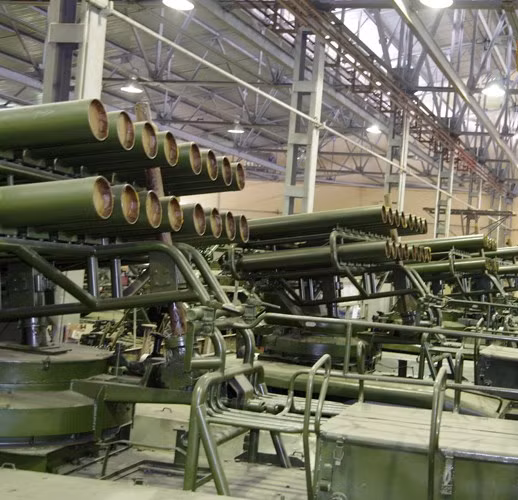 Khi phóng, đạn pháo phản lực của BM-14 có khả năng bay với vận tốc mũi lên tới 400 mét/giây, tầm bắn tối đa 10 km. Với tốc độ này, viên đạn phản lực sẽ tốn khoảng 20 giây kể từ khi khai hoả cho tới lúc tới mục tiêu. Nguồn ảnh: QPVN.