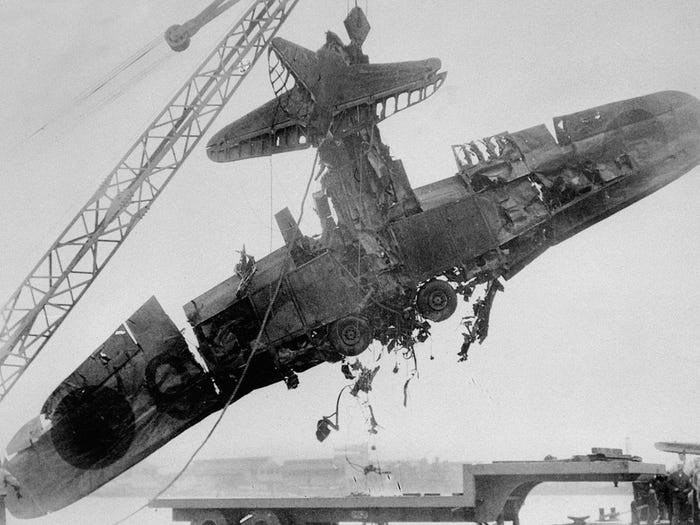 Sau này, các phi công Mỹ đều tránh đối đầu với máy bay Nhật khi không chiến, họ thích đánh các tiêm kích Zero bằng cách bổ nhào từ trên không xuống, khai hoả vài loạt ngắn rồi sau đó tận dụng tốc độ đang có, vọt ngược lên cao khiến các tiêm kích Zero không kịp đuổi. Nguồn ảnh: BI.