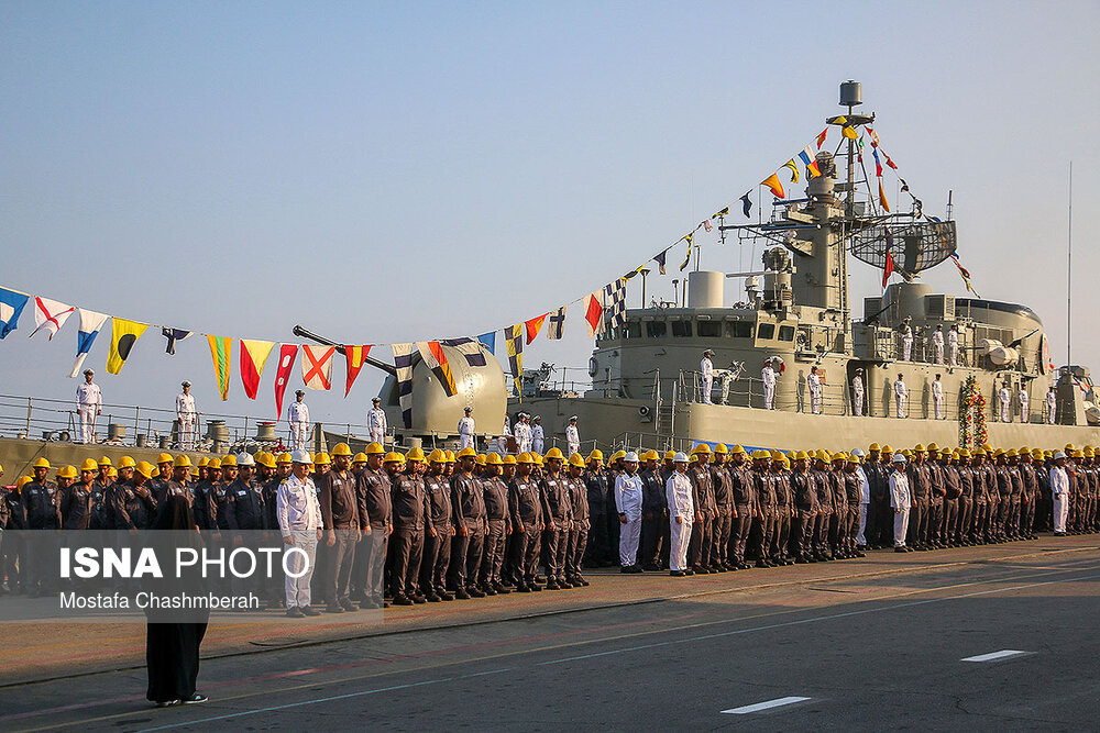 Khinh hạm Alborz khá nhỏ, có độ giãn nước chỉ 1100 tấn, chiều dài của khinh hạm là 94,5 mét, lườn rộng 11,07 mét và có mớm nước tối đa chỉ 3,5 mét. Nguồn ảnh: ISNA.