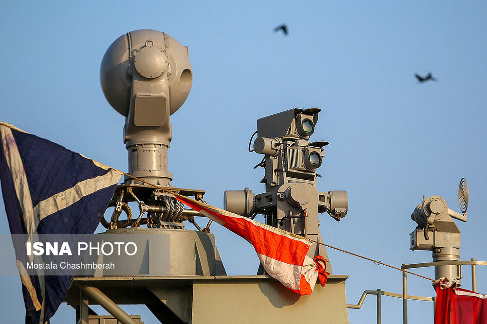 Các loại khí tài mới xuất hiện trên chiếc khinh hạm này bao gồm hệ thống pháo 30mm cao tốc Kamand phòng không do Iran tự phát triển. Kèm theo đó là một loạt các loại khí tài trinh sát, phát hiện và bám mục tiêu cũng do quốc gia này tự nghiên cứu, hoàn thiện. Nguồn ảnh: ISNA.