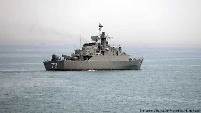 Tầm hoạt động của khinh hạm Alborz của Iran tối đa là 9000 km ở tốc độ 15 hải lý giờ. Tàu có biên chế thuỷ thủ đoàn đầy đủ từ 125 tới 146 người tuỳ từng cấu hình vũ khí. Nguồn ảnh: Livejour.