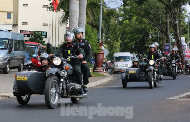 Đáng chú ý trong lễ ra quân trấn áp tội phạm năm nay, có rất đông nữ cảnh sát cơ động xinh đẹp với trang thiết bị hiện đại, tô điểm thêm phần long trọng nhưng mạnh mẽ cho lực lượng công an.