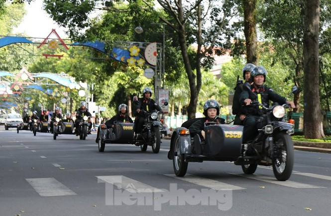 Nữ cảnh sát cơ động trên chiếc xe ba bánh được trang bị vũ khí diễu hành qua các tuyến đường ở TP Buôn Ma Thuột
