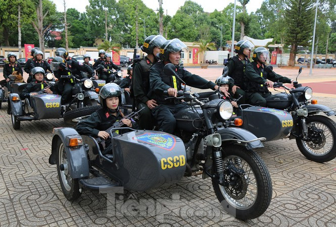 Tại Đắk Lắk, hàng ngàn cán bộ chiến sĩ có mặt tại trụ sở Công an tỉnh được trang bị các loại vũ khí, trang thiết bị hiện đại, cùng dự lễ ra quân trấn áp tội phạm dịp cuối năm.