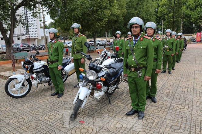 “Công an tỉnh Đắk Lắk quyết tâm, nỗ lực phấn đấu để hoàn thành xuất sắc nhiệm vụ trong đợt cao điểm tấn công trấn áp tội phạm, bảo vệ tuyệt đối an toàn phục vụ Nhân dân vui Xuân, an toàn, bình yên đón Tết Nguyên đán Canh Tý 2020, ”- Đại tá Lê Văn Tuyến nói.