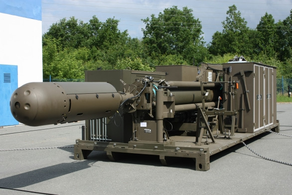 Nguyên bản của nhà sản xuất, radar thụ động Vera-NG bao gồm tổng cộng bốn trạm trong đó có một trạm trung tâm và ba trạm quét từ xa. Mỗi trạm quét có khả năng bao quát 120 độ, ba trạm cho phép bao quát trọn 360 độ vùng trời. Nguồn ảnh: DefenseStudies.