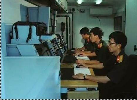 Đặc biệt, hệ thống máy tính của radar lưu trữ được tổng cộng tới 10.000 tham số tương đương với 10.000 mục tiêu bay các loại, trong nhiều điều kiện hoạt động khác nhau. Đây là kho dữ liệu khổng lồ, gần như có khả năng thu thập và nhận diện mọi loại máy bay trên thế giới hiện nay. Nguồn ảnh: DefenseStudies.