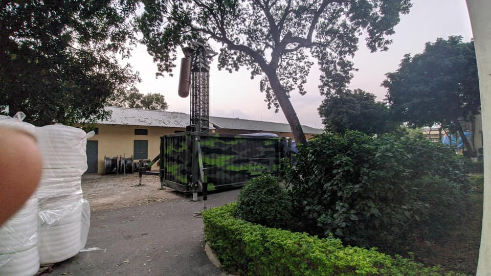 Đây là một trong những điểm cực kỳ "đáng tiền" của dàn radar thụ động Vera-NG do Cộng hoà Séc sản xuất. Với khả năng nguỵ trang trong thùng container, radar có thể được kéo tới bất cứ đâu để triển khai một cách bí mật, bất ngờ. Nguồn ảnh: Hồ Phượng.