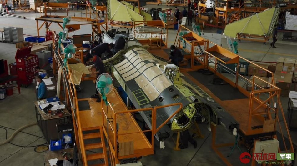 Phần thân của chiến đấu cơ F-16A/B được tháo rời hai cánh trong quá trình nâng cấp lên phiên bản F-16V. Nguồn ảnh: Sina.