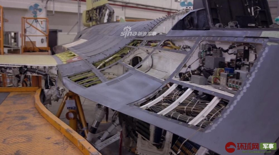 Phần thân của F-16A/B cũng sẽ được thay đổi khi trên chiếc F-16V, thùng nhiên liệu phụ sẽ được đặt dọc hai bên thân. Nguồn ảnh: Sina.