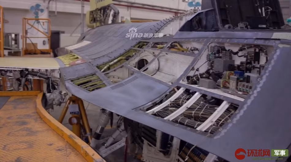 Phần thân của F-16A/B cũng sẽ được thay đổi khi trên chiếc F-16V, thùng nhiên liệu phụ sẽ được đặt dọc hai bên thân. Nguồn ảnh: Sina.