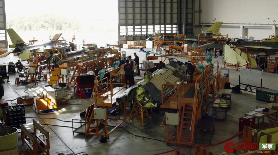 Trong nhà xưởng này, có một loạt chiến đấu cơ F-16V được nâng cấp cùng lúc. Nguồn ảnh: Sina.