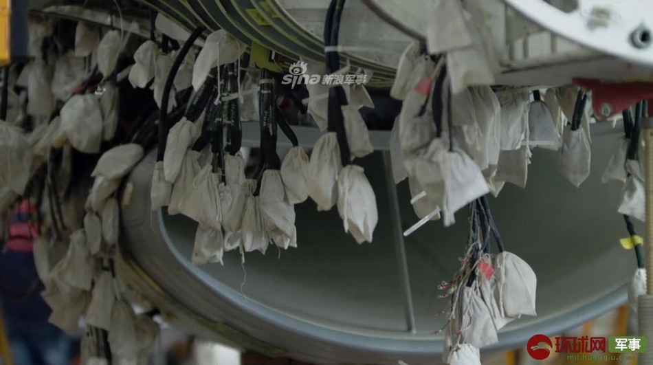 Mỗi chiếc F-16V sử dụng tới hàng trăm kilomets dây điện với hàng trăm đầu nối khác nhau. Nguồn ảnh: Sina.