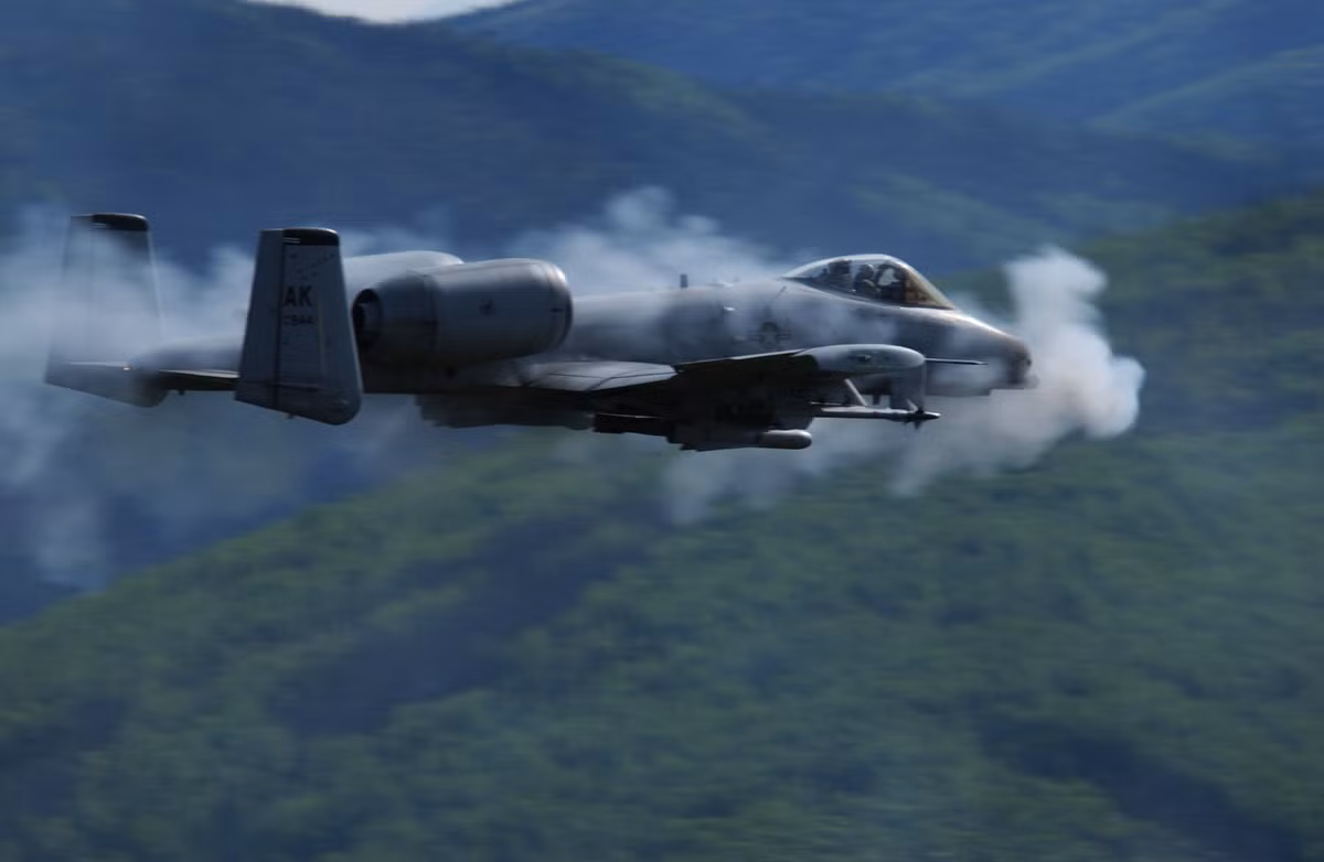 Được thiết kế riêng cho hoạt động cường kích, giáp của A-10 Thunderbolt II cũng rất dày. Hệ thống động cơ và buồng lái của máy bay được bọc giáp rất kỹ, giúp A-10 có thể hoạt động tốt kể cả khi nó bị lưới lửa phòng không của đối phương "đón tiếp" trong những lúc nhào xuống dội hoả lực. Nguồn ảnh: Pinterest.