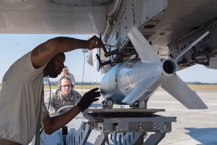 Tuy nhiên tư duy này của Mỹ đã phải thay đổi từ trong Chiến tranh Việt Nam. Do lối đánh quá sát của quân giải phóng, việc sử dụng máy bay ném phi pháo dưới sự chỉ điểm trực tiếp của bộ binh được cho là có sự chính xác cao hơn nhiều so với việc dùng pháo hạm yểm trợ từ xa. Nguồn ảnh: Pinterest.