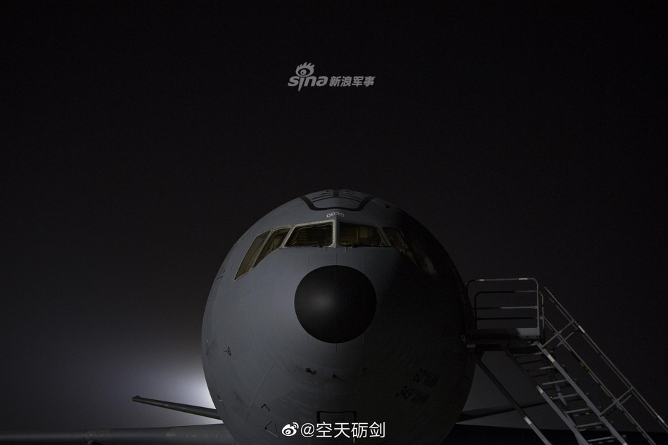 Trong trường hợp tác chiến không cần tàng hình, tối đa tiêm kích F-35 có thể mang theo được hai giá treo nhiên liệu nữa ở bên ngoài, tăng tầm bay tối đa lên 2800 km. Nguồn ảnh: Sina.