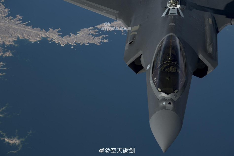 Khi bay tàng hình, F-35 không thể mang theo bình xăng phụ và khi đó, nó chỉ có thể mang theo tối đa 8391 kg nhiên liệu. Nếu mang theo đầy đủ vũ khí, lượng nhiên liệu này chỉ đủ cho F-35 hoạt động khoảng 1239 km trước khi "hết xăng". Nguồn ảnh: Sina.