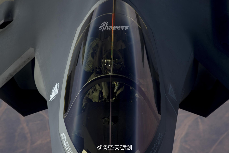 Trong trường hợp này, phi công lái chính của tiêm kích thế hệ năm F-35 buộc phải nghe theo sự chỉ dẫn của nhân viên tiếp liệu trên máy bay KC-135 để vào đúng vị trí. Nguồn ảnh: Sina.