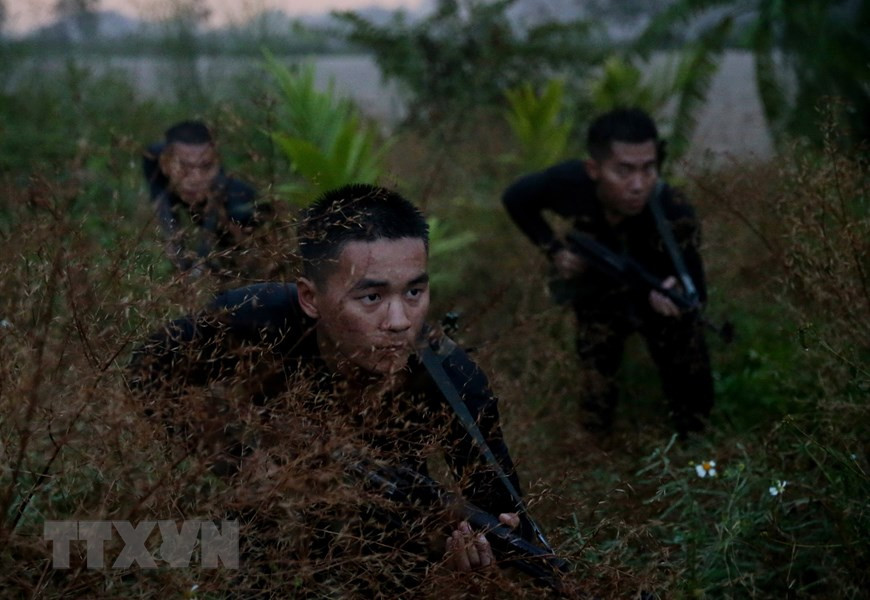 Khi lên bờ, nhiệm vụ đầu tiên của đặc công hải quân đó là chôn giấu trang bị lặn, bí mật tiếp cận mục tiêu với trang bị nhẹ nhàng nhất có thể. Nguồn ảnh: TTXVN.